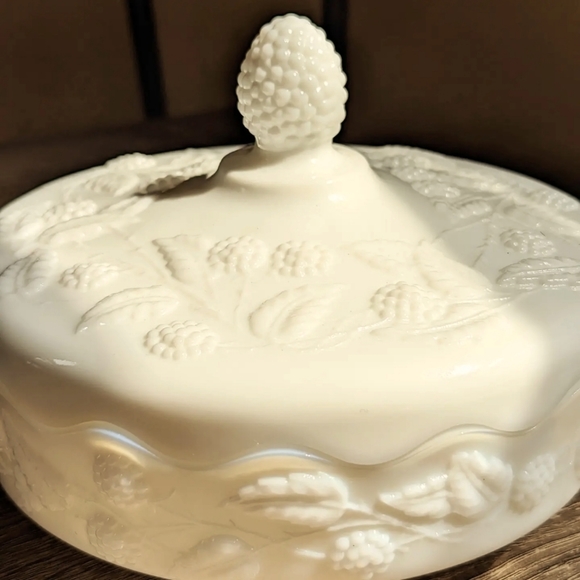 Vintage Fostoria 1960s Berry Milk Glass Candy Dish - Picture 4 of 7